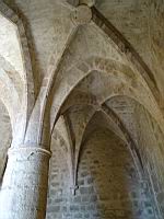 Chateau de Queribus, Donjon, Salle du pilier (03).jpg